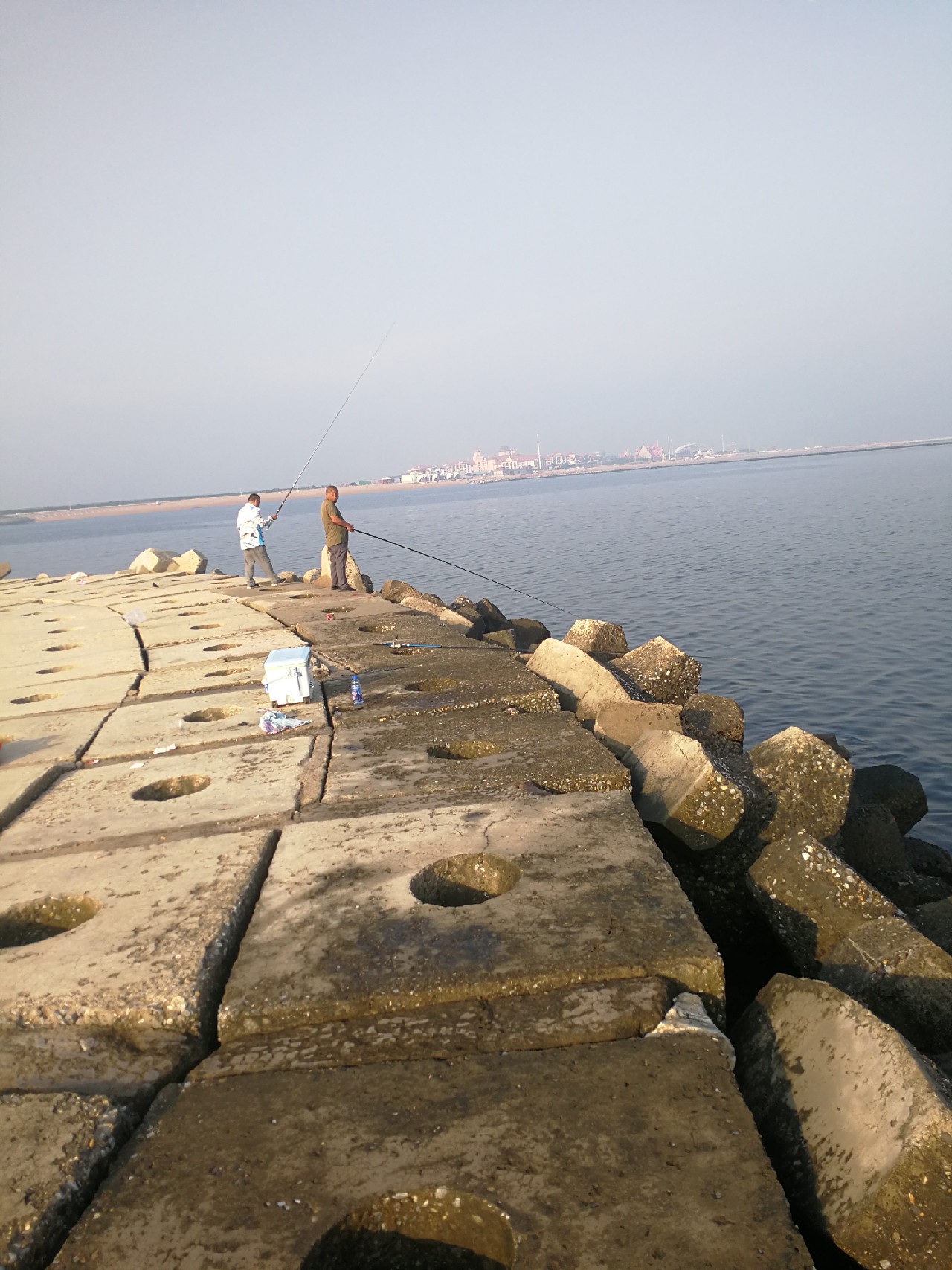 海上钓鱼第一波鱼获满满累并快乐着