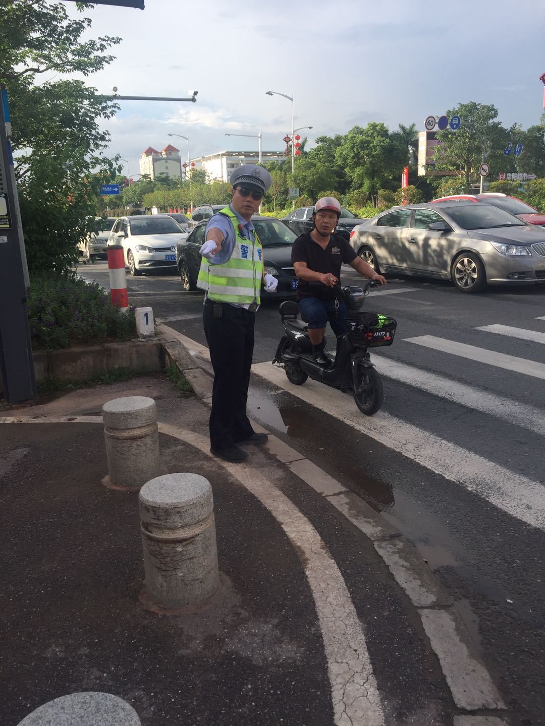 与市民重温儿歌 石排交警 温情执法 整治摩托车电动车乱象 其他 爆资讯新媒体平台