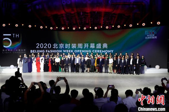 2020北京时装周拉开大幕 上百中外知名品牌陆续亮相
