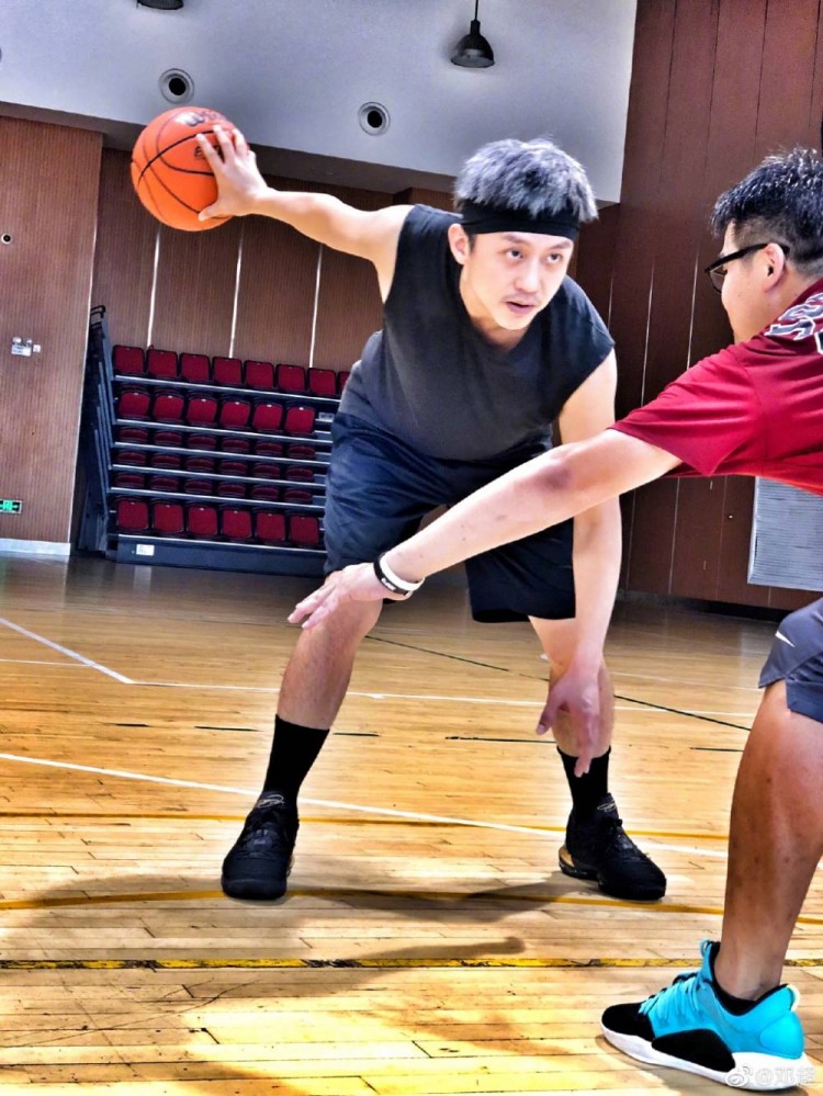 邓超晒视频40岁的我三分9中9 工作室“无情”纠正:41岁了