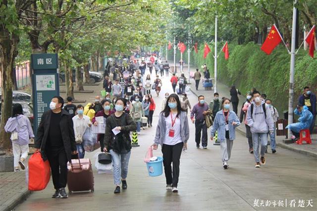 最小年仅15岁，武科大城市学院迎来新生