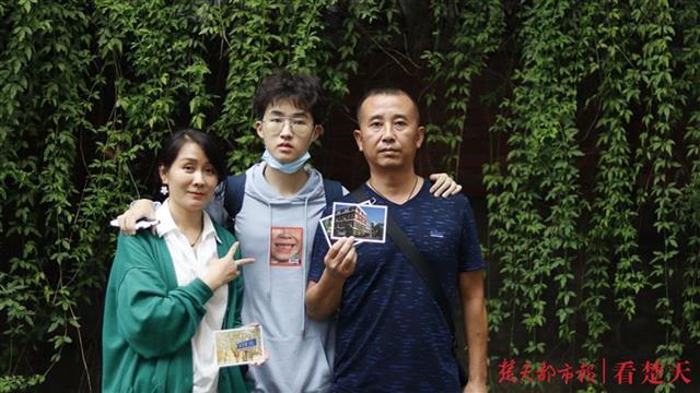 开学首日，武科大城市学院为新生定制“全家福”