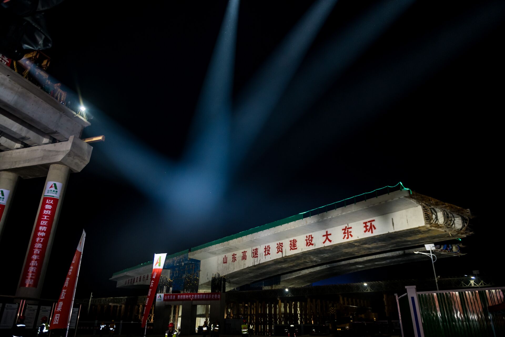 破三项国家纪录！济南大东环项目转体桥跨越3条铁路线成功转体