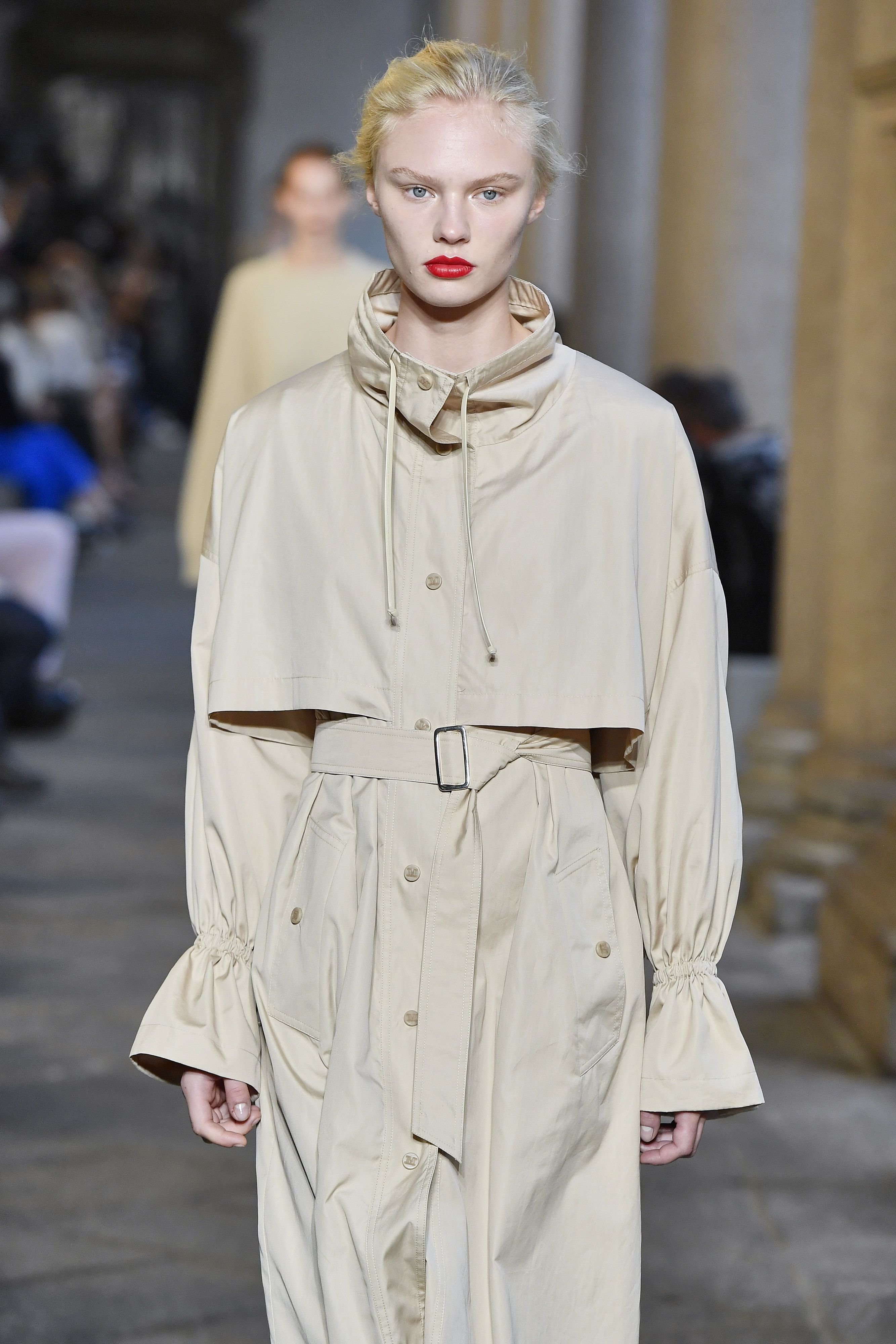 在意大利米兰时装周上,模特展示maxmara品牌的2021春夏新款时装