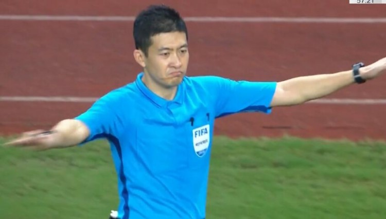 热议张雷判罚：他判罚时极为自信的表情，是中国足球最可笑一幕