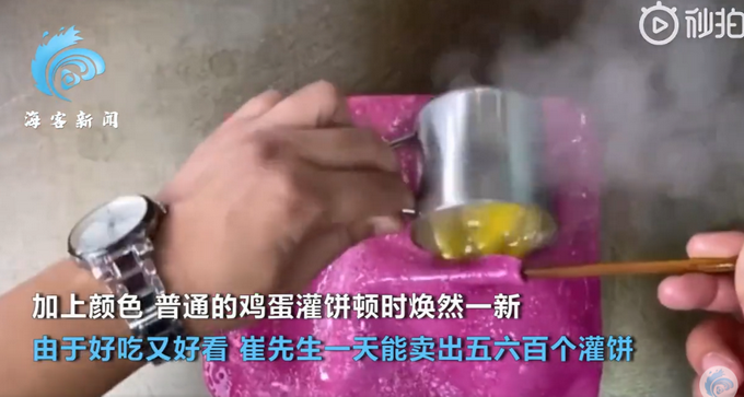 河南新乡店家推彩色鸡蛋灌饼，一天能卖数百个！网友：行行出状元