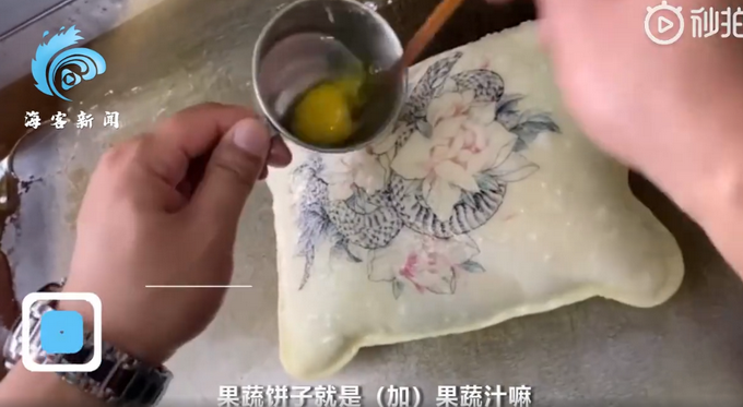 河南新乡店家推彩色鸡蛋灌饼，一天能卖数百个！网友：行行出状元