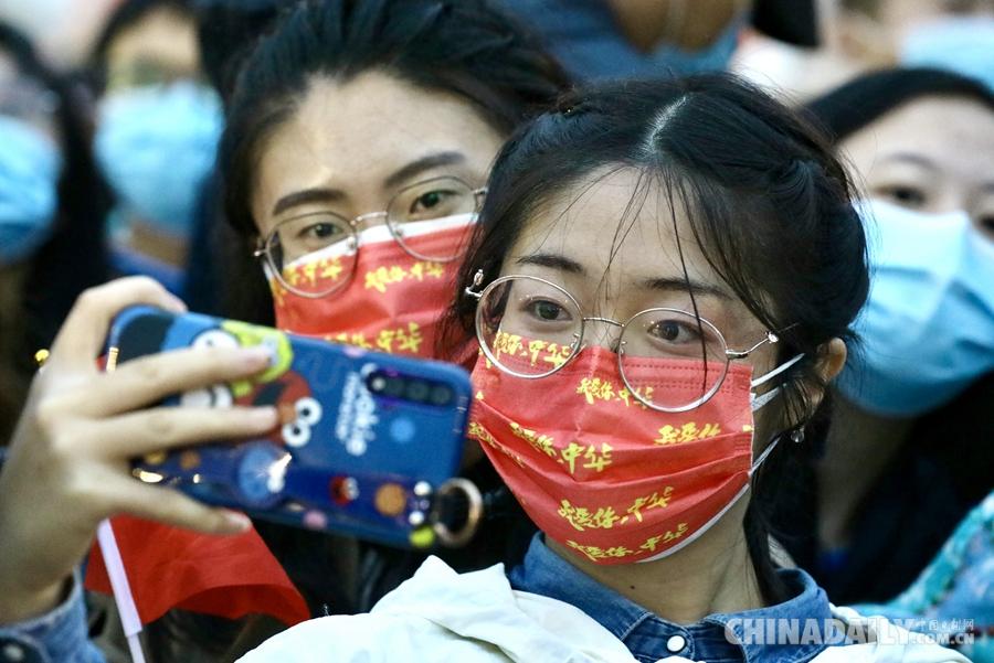 北京天安门广场举行国庆升旗仪式