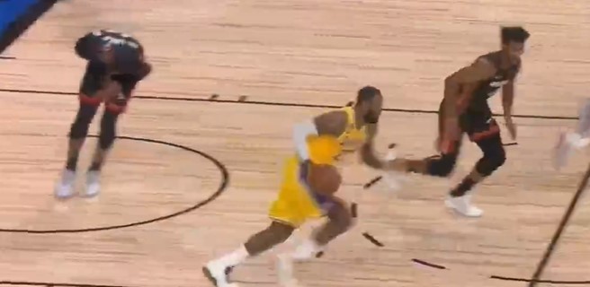 【影片】冠軍賽G1太慘烈！Adebayo肩部受傷，已返回更衣室，而Butler腳踝受傷，Dragic足部受傷…-黑特籃球-NBA新聞影音圖片分享社區