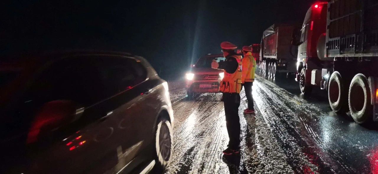 青海500多车上千人被困积雪路段，交警6小时协助全部脱困