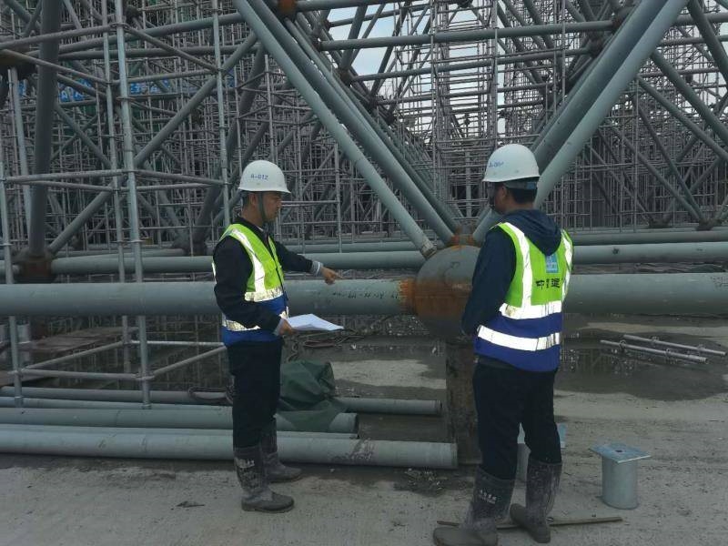 我在一线过节丨在泸州高铁站施工现场，他每天16个小时抢抓进度
