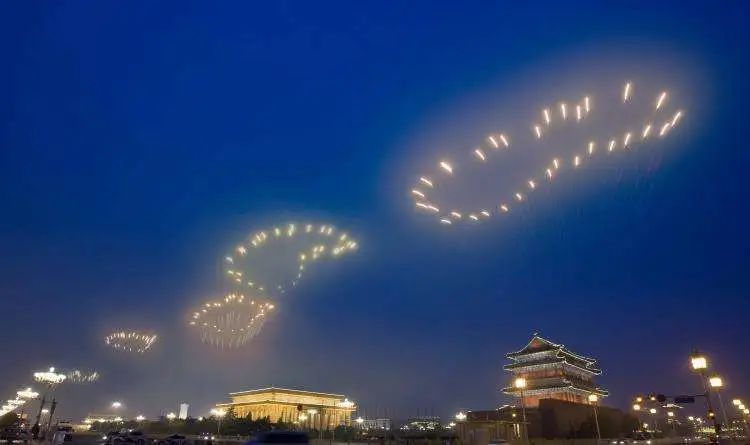 用他的专利技术帮助蔡国强实现了"大脚印"上天的设想