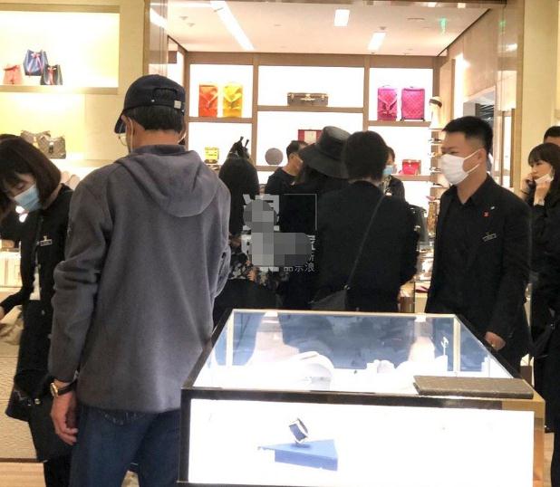 李湘带10岁女儿王诗龄逛奢侈品店，生图腿型惹人注意，抽条了啊