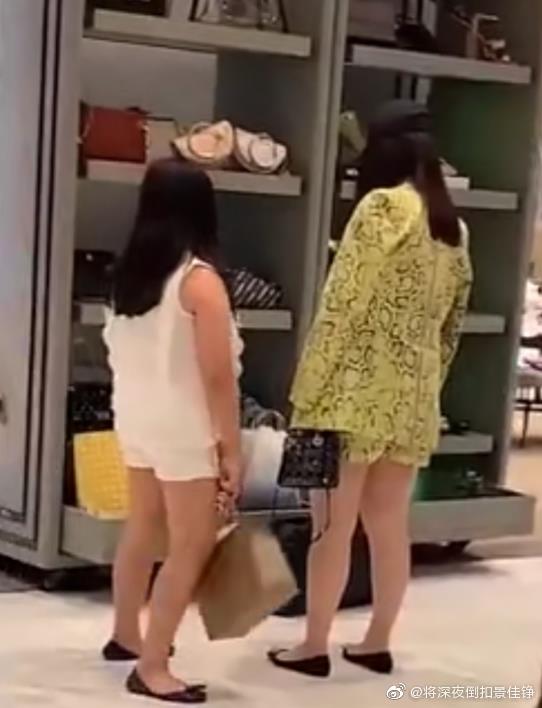 李湘带10岁女儿王诗龄逛奢侈品店，生图腿型惹人注意，抽条了啊