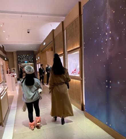 李湘带10岁女儿王诗龄逛奢侈品店，生图腿型惹人注意，抽条了啊