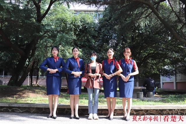 为了更好感受专业，大一新生报到首日学习乘务礼仪知识
