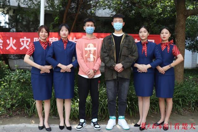 为了更好感受专业，大一新生报到首日学习乘务礼仪知识