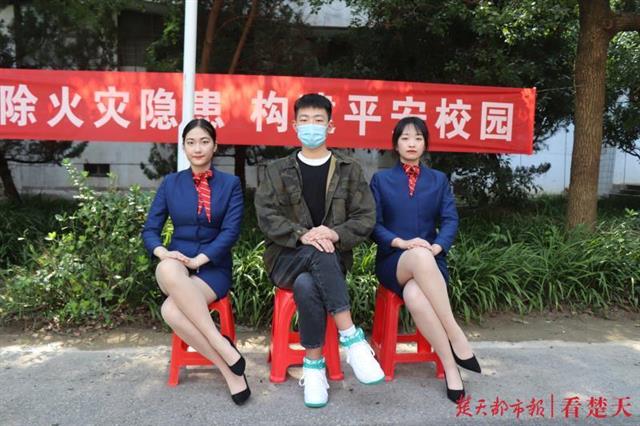为了更好感受专业，大一新生报到首日学习乘务礼仪知识