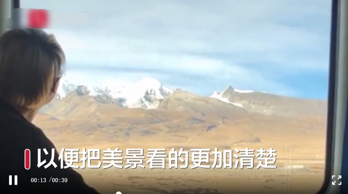 「风景」火车上的别样“风景” 乘客坐火车为看沿途风景集体擦车窗