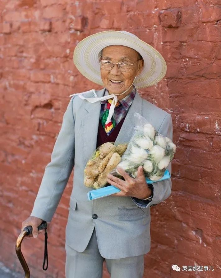 她们专拍国外中国城里的亚裔爷爷奶奶们，老年时尚秀都很有范儿呀