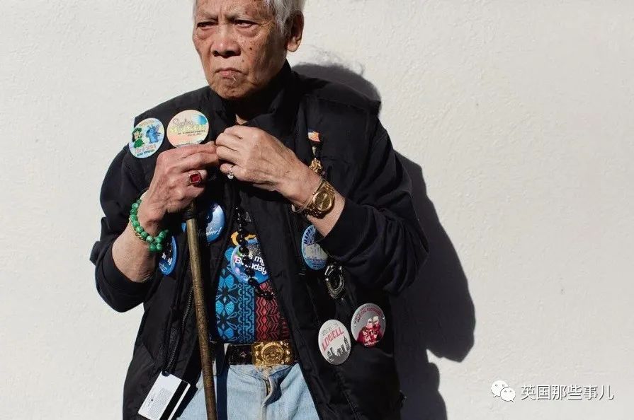 她们专拍国外中国城里的亚裔爷爷奶奶们，老年时尚秀都很有范儿呀