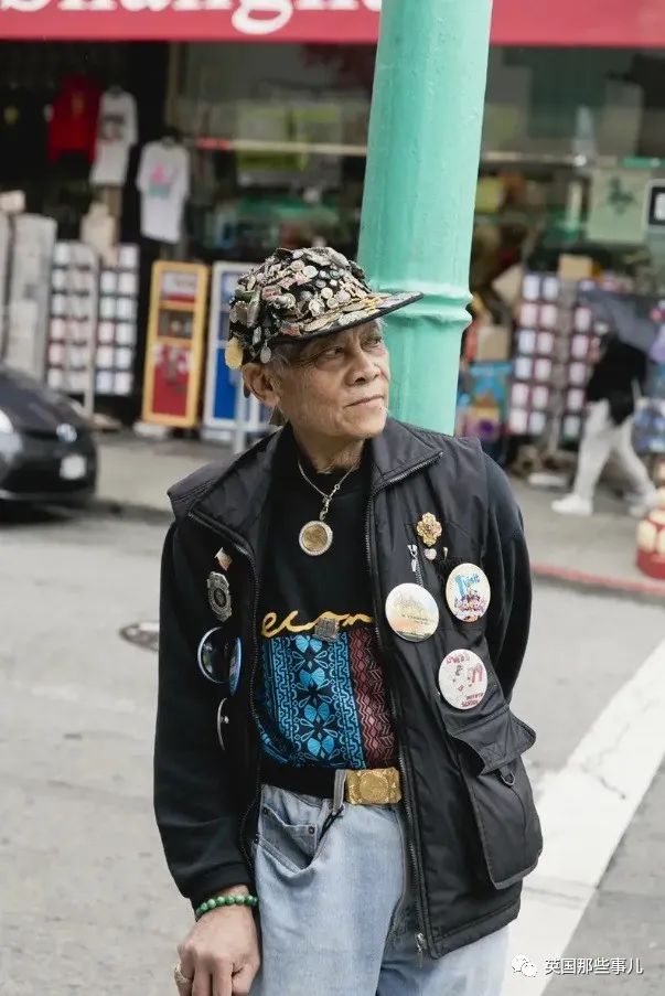 她们专拍国外中国城里的亚裔爷爷奶奶们，老年时尚秀都很有范儿呀
