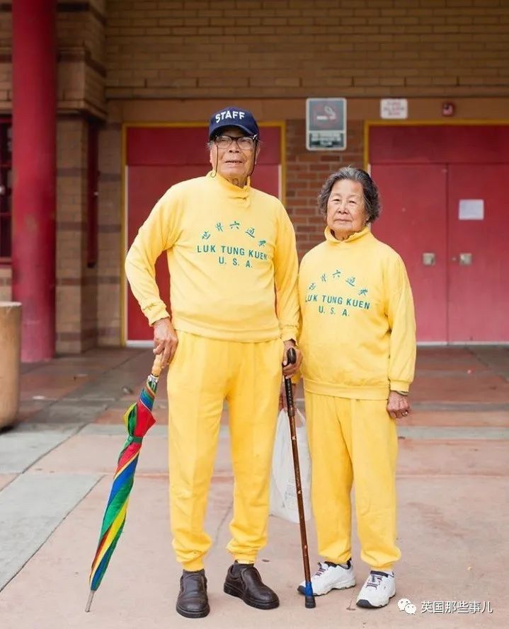 她们专拍国外中国城里的亚裔爷爷奶奶们，老年时尚秀都很有范儿呀