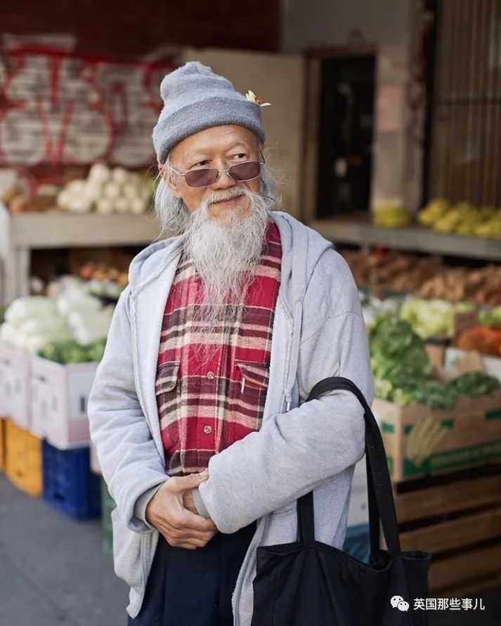 她们专拍国外中国城里的亚裔爷爷奶奶们，老年时尚秀都很有范儿呀