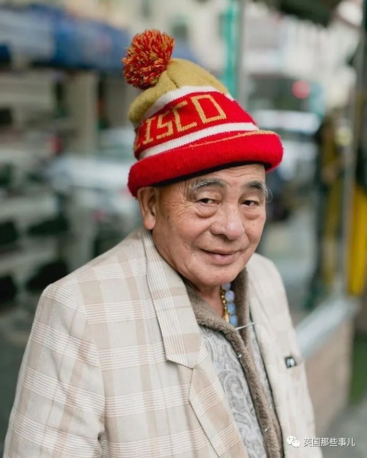 她们专拍国外中国城里的亚裔爷爷奶奶们，老年时尚秀都很有范儿呀