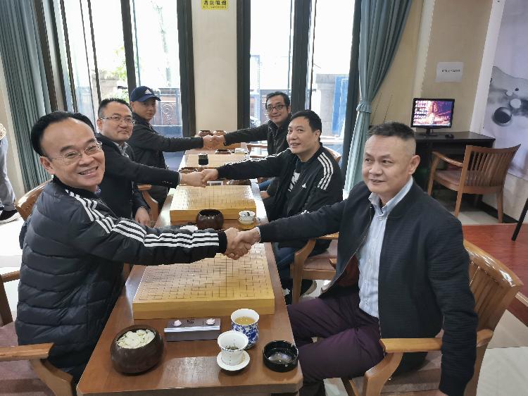 庆祝全国夺亚，重庆新闻界昨举行围棋对抗赛