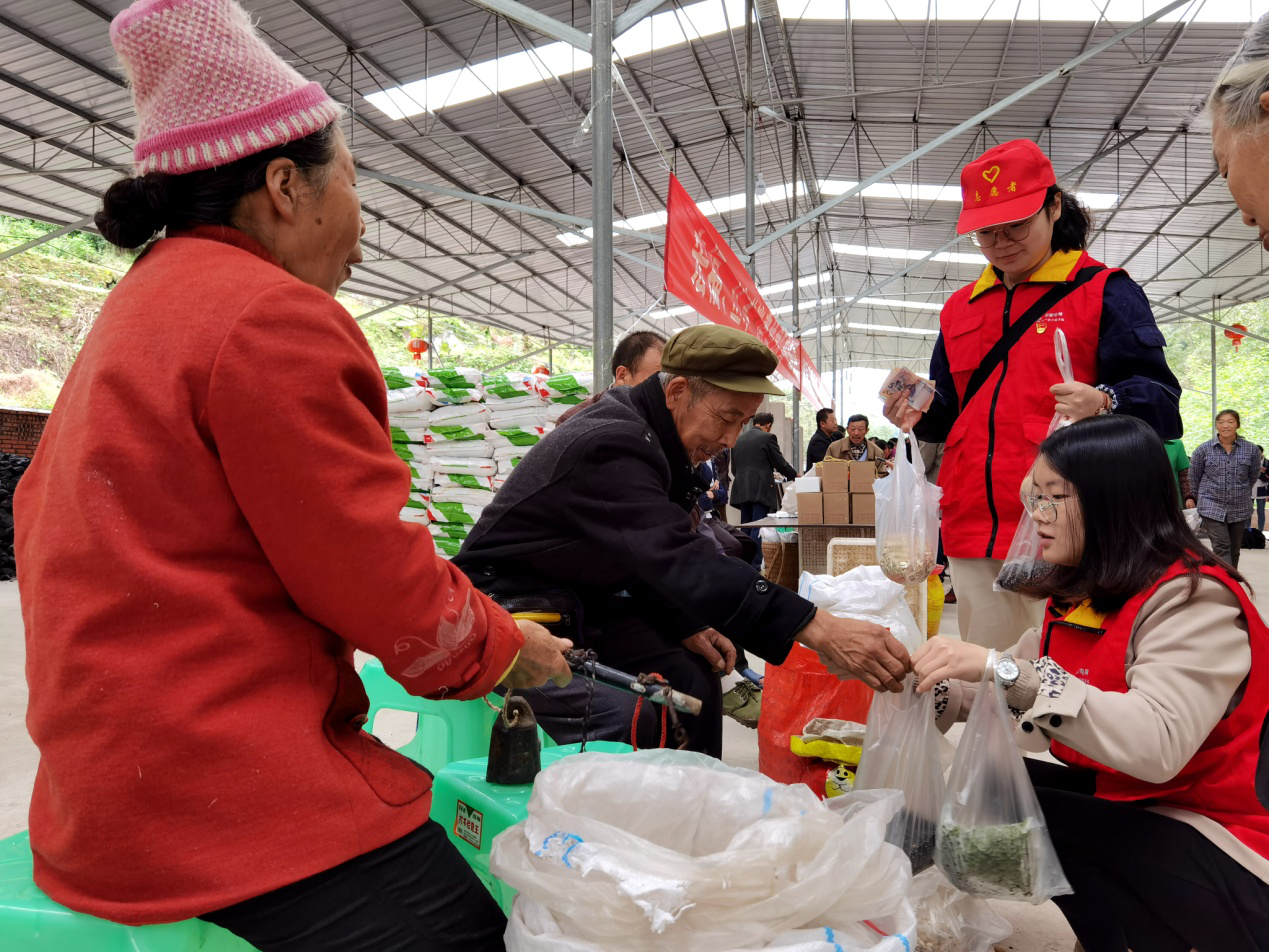 国网重庆电力员工将脱贫行动带到攻坚第一线