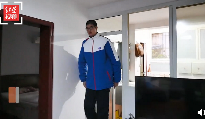 四川14岁男孩身高2米21，挑战最高青少年吉尼斯世界纪录