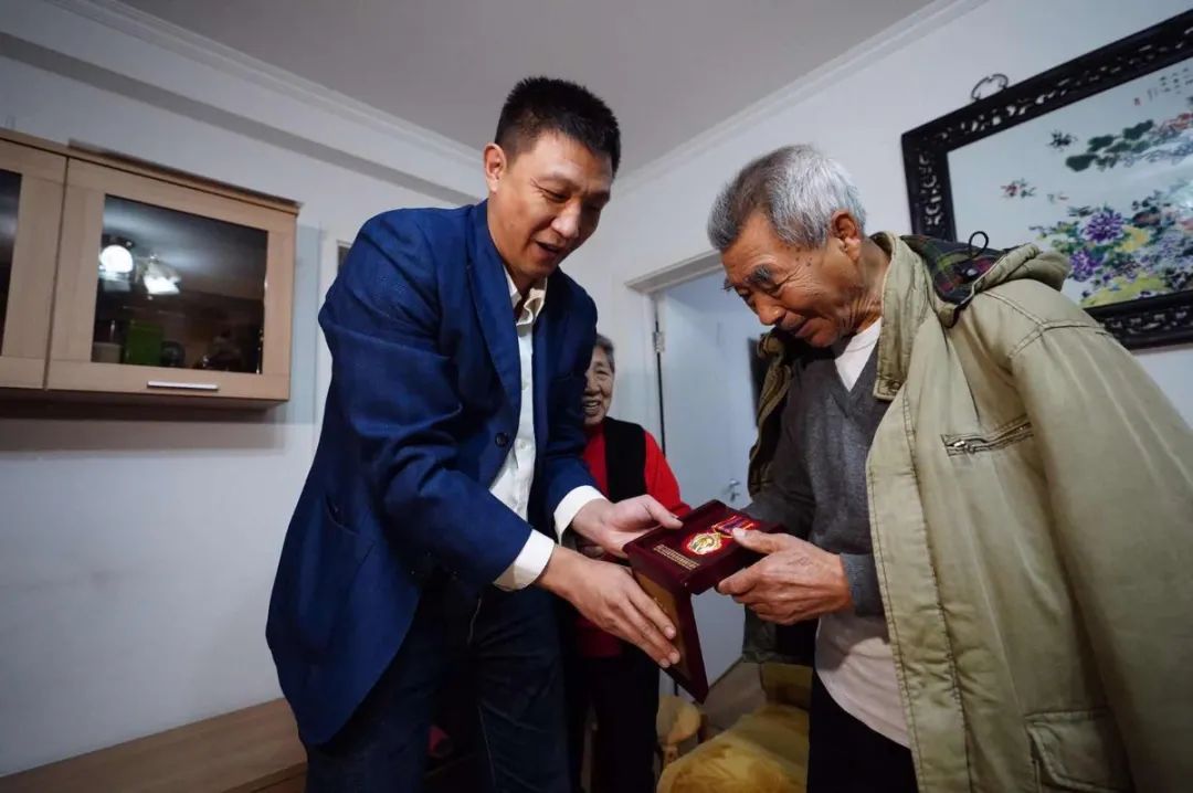 暖心后续！丢纪念章的老战士获赠一枚新的→