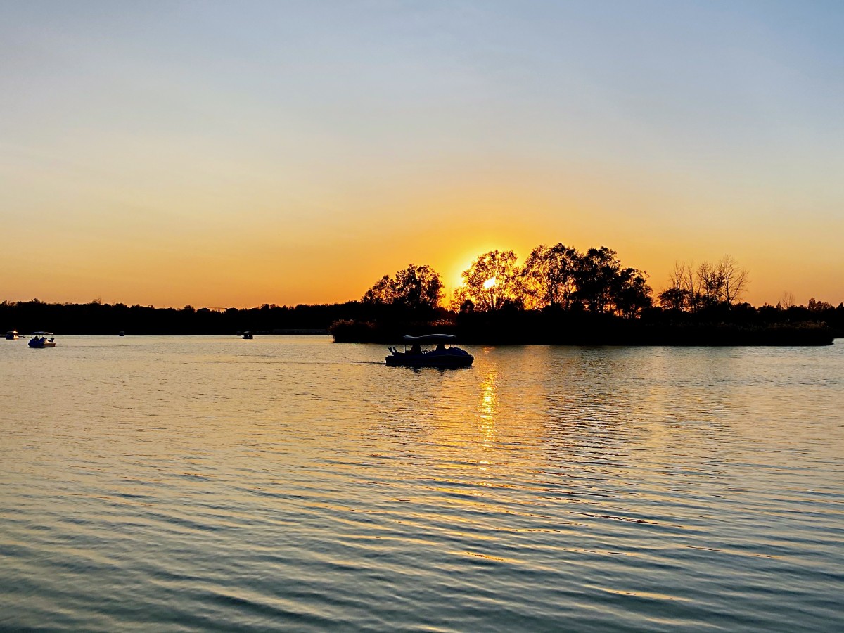大风吹来火烧云，傍晚的南海子是金色的