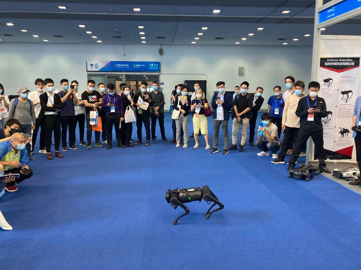 国产“机器狗”亮相高交会：翻越障碍人物跟随，可叠加多应用