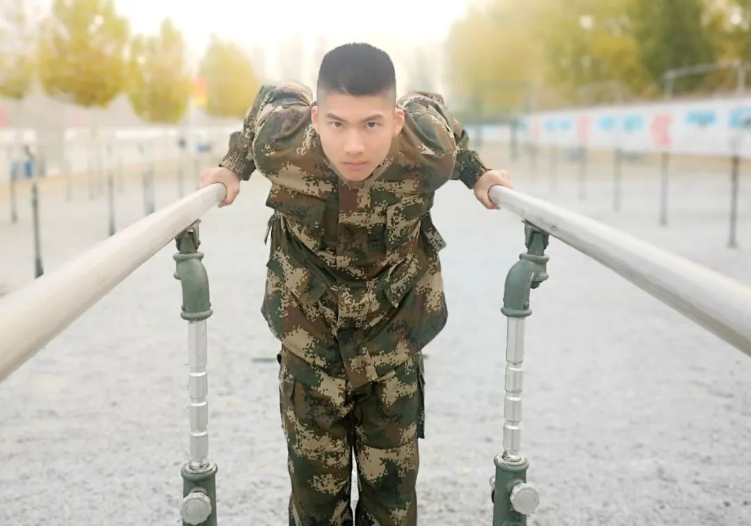 大学生情侣今年一起入伍了