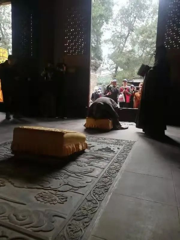 蔡志忠“落发”少林寺 法名“延一”