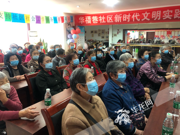 服务做得好不好？老人家现场给社工打分