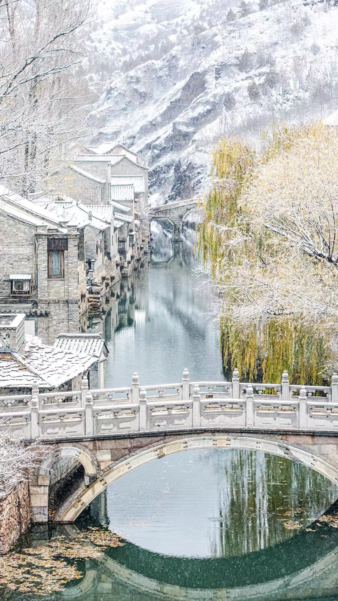 北京密云古北水镇迎初雪，雪后冬日美景尽现