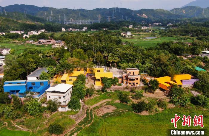 广东梅州：乡村里的彩色集装箱成“网红打卡地”