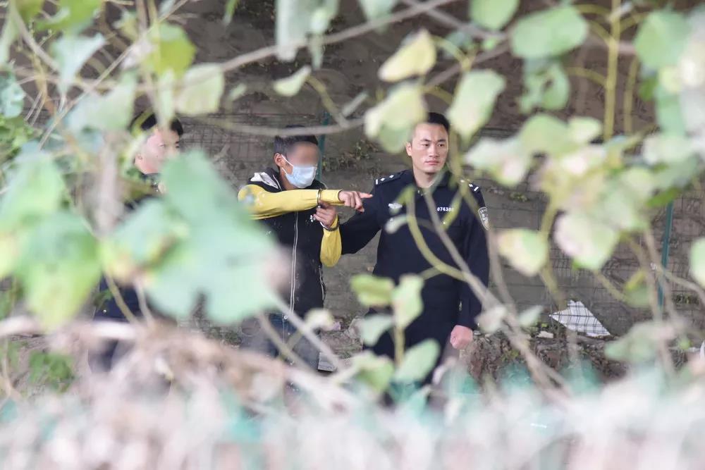 缉凶30年 警方查到线索意想不到：灭门嫌犯化身乞丐带走一对儿女的母亲 又因“霸母辱妻”遭杀害