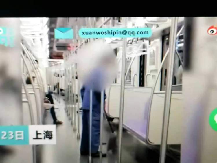 太不卫生了，保洁员居然用拖把擦座椅，上海地铁要求保洁方第一时间对违规行为作出处理