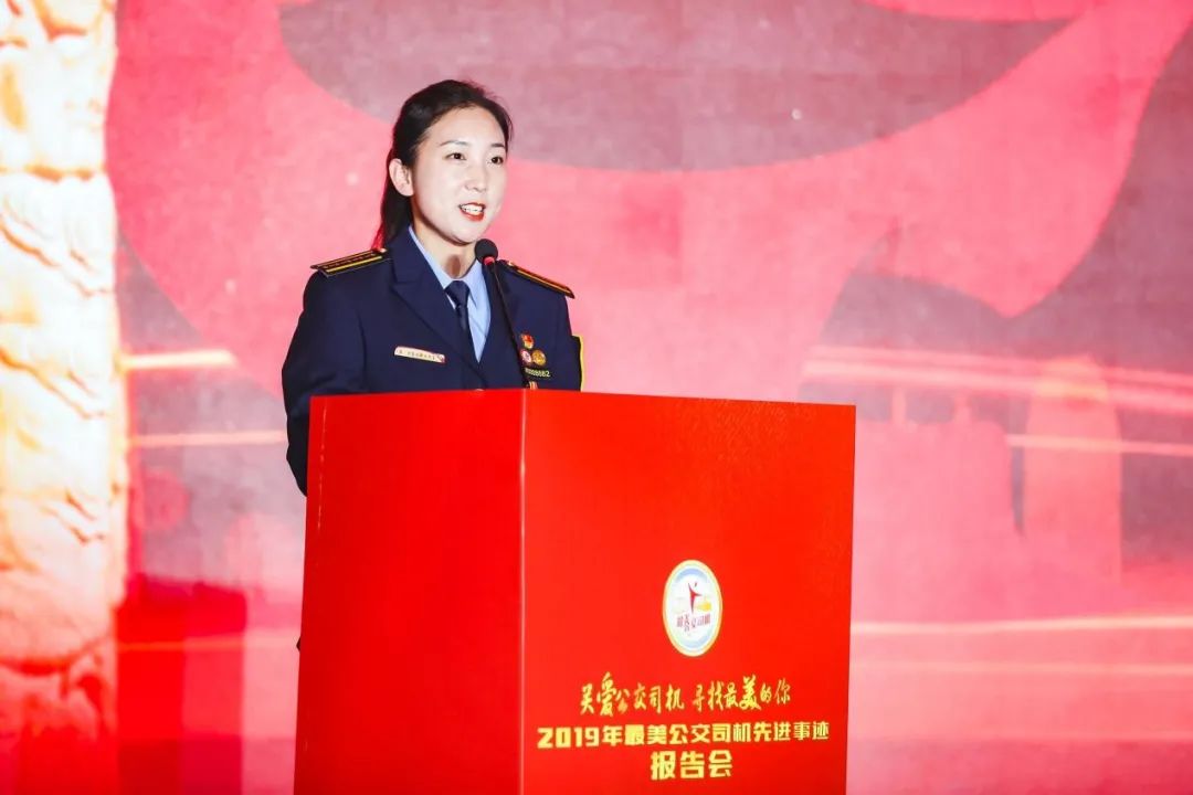 長安街大1路公交車上，有位“擺渡人”