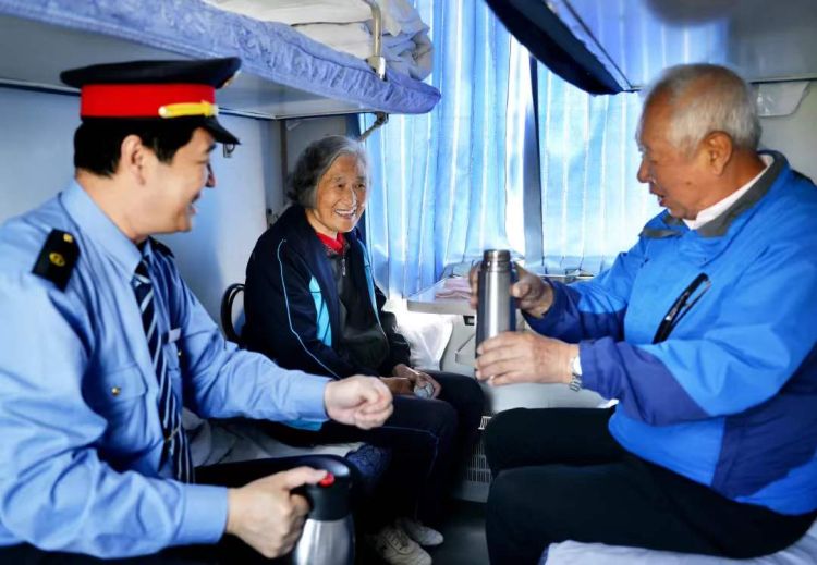 @老年人您乘火车从购票到乘车可享这些优待