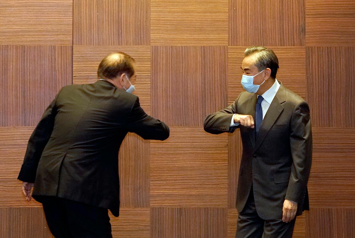 韓媒：王毅帶著茅台與韓議員共進晚餐，暢所欲言