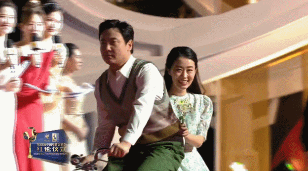 佟丽娅追星刘德华成功，晒照酸贾玲，贾玲回复体现高情商