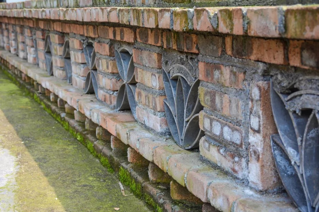 寨内多数破落的旧屋几经修缮,墙壁洁净,围栏整齐,格调优雅.