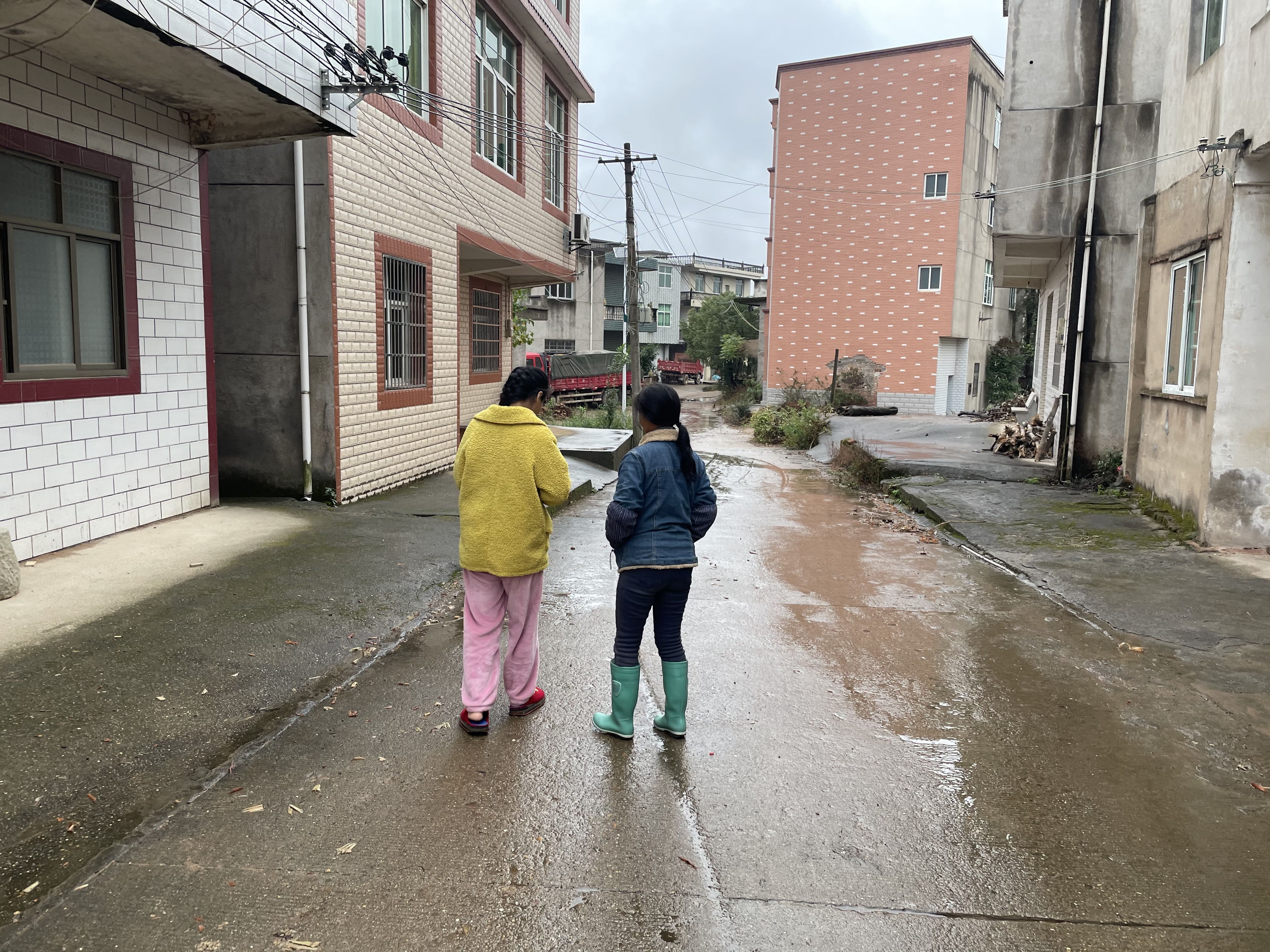 缉凶30年 警方查到线索意想不到：灭门嫌犯化身乞丐带走一对儿女的母亲 又因“霸母辱妻”遭杀害