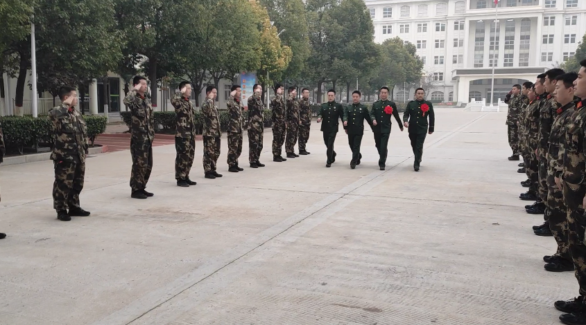 糖分超高的退伍仪式！16年老兵退伍回家，全家举