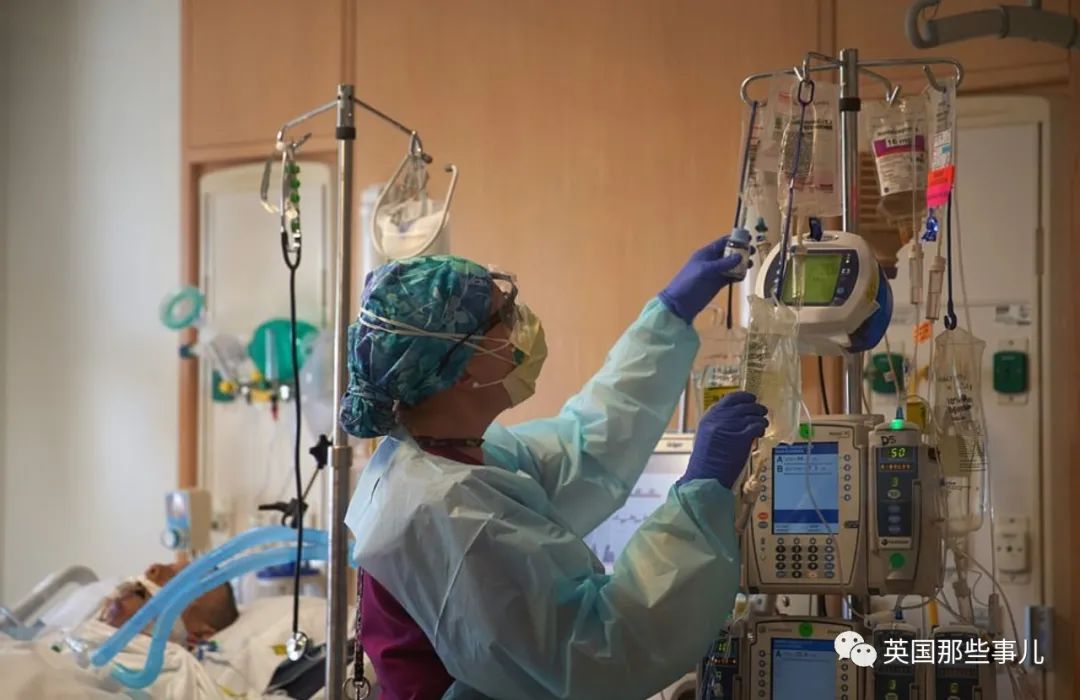 没床位，没救护车，患者家属只能网上求助。美国医疗系统濒临崩溃.....